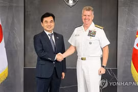 Đô đốc Samuel Paparo Jr., Tư lệnh Bộ Chỉ huy Ấn Độ Dương - Thái Bình Dương của Mỹ (trái) và Bộ trưởng Quốc phòng Hàn Quốc Ahn Gyu Back hội đàm ngày 14/9.. Ảnh: Nguồn Yonhap.