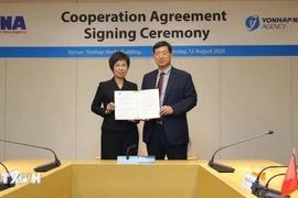 Tổng Giám đốc TTXVN Vũ Việt Trang và Chủ tịch Yonhap Hwang Dae Il công bố Văn kiện ký kết. (Ảnh: Đức Thắng/TTXVN)