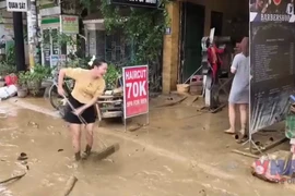 Người dân và các chiến sỹ hối hả dọn bùn sau lũ tại Hội An