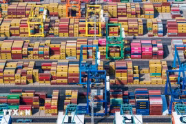 Container hàng hóa tại cảng Thiên Tân, Trung Quốc. (Ảnh: THX/TTXVN)