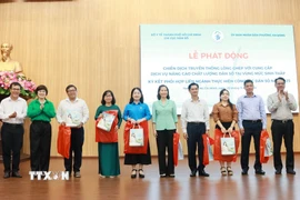 Lãnh đạo Sở Y tế và Chi cục Dân số Thành phố Hồ Chí Minh biểu dương các tập thể, cá nhân có nhiều đóng góp trong công tác dân số. (Ảnh: Đinh Hằng/TTXVN)