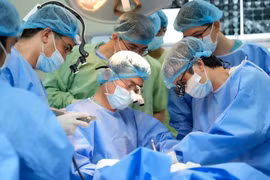 Thực hiện ca phẫu thuật u ác tính vùng xương hàm cho bệnh nhân 14 tuổi. (Ảnh: Mai Trang/TTXVN)