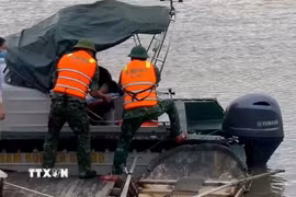 Đồn biên phòng Cát Hải (Hải Phòng) hỗ trợ cấp cứu một bệnh nhi xuất huyết tiêu hoá nghiêm trọng ngoài đảo vào đất liền. (Ảnh: TTXVN phát)