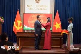 Phó Bí thư Đảng ủy tại Liên bang Nga Ngô Thị Thu Hoài gắn, trao huy hiệu 30 năm tuổi Đảng cho Đại sứ Việt Nam tại Nga Đặng Minh Khôi. (Ảnh: Trần Hải/TTXVN)