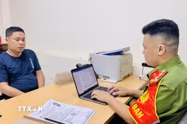 Đối tượng Trần Văn Toán tại cơ quan Công an. (Ảnh: TTXVN phát)