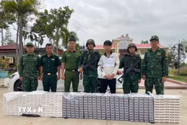 Đối tượng Nguyễn Trung Hậu cùng phương tiện và tang vật bị lực lượng chức năng bắt giữ. (Ảnh: TTXVN phát)