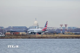 Ảnh minh họa. (Ảnh: Máy bay của hãng hàng không American Airlines tại sân bay Ronald Reagan Washington, Mỹ. Nguồn: THX/TTXVN)