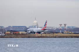 Ảnh minh họa. (Ảnh: Máy bay của hãng hàng không American Airlines tại sân bay Ronald Reagan Washington, Mỹ. Nguồn: THX/TTXVN)