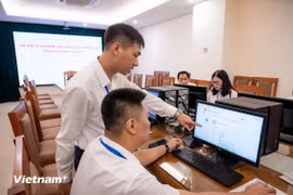 Bộ Nội vụ khuyến khích các địa phương cử cán bộ chuyên môn cấp tỉnh như tài chính, tư pháp, địa chính, công nghệ thông tin... hỗ trợ, "cầm tay chỉ việc" cho cấp xã. (Ảnh: PV/Vietnam+)