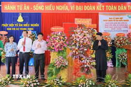 Lãnh đạo tỉnh An Giang tặng hoa chúc mừng Đại lễ Tam hợp năm 2026 Phật giáo Tứ Ân Hiếu Nghĩa. (Ảnh: Công Mạo/TTXVN)