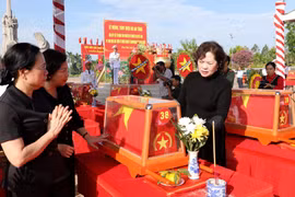 Phó Chủ tịch Quốc hội Nguyễn Thị Hồng và các đại biểu viếng các liệt sỹ trước khi đưa đến nơi an táng. (Ảnh: Báo Nhân dân)