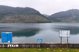 Các biển cảnh báo nguy hiểm, không tắm hồ tắm được lắp đặt tại đập Khe Xai. (Ảnh: Hữu Quyết/TTXVN)