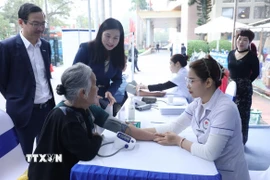 Hoạt động khám và tư vấn các bệnh thông thường, các bệnh về tim mạch, hô hấp, xương khớp, siêu âm cho người nghèo, cận nghèo, gia đình chính sách. (Ảnh: Anh Tuấn/TTXVN)