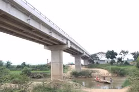 Cầu vượt sông Krông Bông đã hoàn thành 97% nhưng vẫn chưa có đường dẫn lên cầu. (Ảnh: TTXVN)