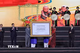 Bà Pauline Tamesis, Điều phối viên thường trú Liên hợp quốc tại Việt Nam trao Bằng của UNESCO ghi danh "Nghề làm tranh dân gian Đông Hồ vào Danh sách Di sản văn hóa phi vật thể cần bảo vệ khẩn cấp" cho lãnh đạo Bộ Văn hoá, Thể thao và Du lịch. (Ảnh: Danh Lam/TTXVN)