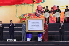 Bà Pauline Tamesis, Điều phối viên thường trú Liên hợp quốc tại Việt Nam trao Bằng của UNESCO ghi danh "Nghề làm tranh dân gian Đông Hồ vào Danh sách Di sản văn hóa phi vật thể cần bảo vệ khẩn cấp" cho lãnh đạo Bộ Văn hoá, Thể thao và Du lịch. (Ảnh: Danh Lam/TTXVN)