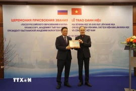 Ông Genady Stepanovich Bedzetko, Đại sứ đặc mệnh toàn quyền Liên bang Nga tại Việt Nam trao danh hiệu Đại sứ Khoa học và Giáo dục Nga cho Giáo sư, Viện sỹ Châu Văn Minh, Chủ tịch Viện Hàn lâm Khoa học và Công nghệ Việt Nam. (Ảnh: Quyết Chiến/TTXVN)
