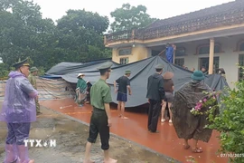 Lực lượng chức năng tỉnh Bắc Ninh hỗ trợ nhân dân sơ tán tài sản, vật nuôi, phòng tránh mưa bão. (Ảnh: TTXVN phát)