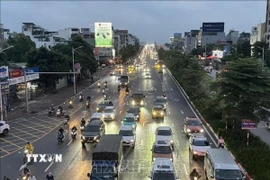 Giao thông thuận lợi hướng cầu Vĩnh Tuy ra ngoại thành Hà Nội (ảnh chụp lúc 17h46 ngày 7/10/2025). (Ảnh: Minh Quyết/TTXVN)