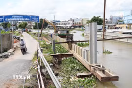 Dự án Đường giao thông hai bên bờ sông Bảo Định đang triển khai 3 gói thầu xây lắp với tổng giá trị hơn 820 tỷ đồng. (Ảnh: Công Trí/TTXVN)