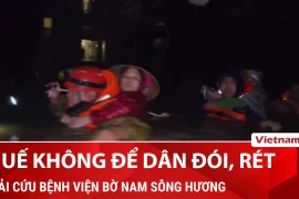 Chìm trong "biển nước", Huế đưa người bệnh thoát hiểm lên vùng cao