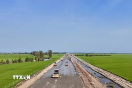 Tăng tốc thảm bê tông nhựa đoạn cao tốc qua địa bàn xã Vĩnh Hanh, tỉnh An Giang. (Ảnh: Thanh Sang/TTXVN)