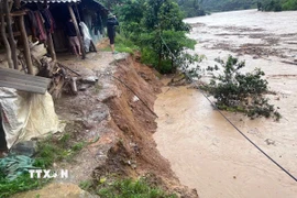 Hiện nay, mực nước trên các sông ở xã Bó Sinh đang dâng rất cao khiến nhiều nơi bị ngập lụt. (Ảnh: TTXVN phát)