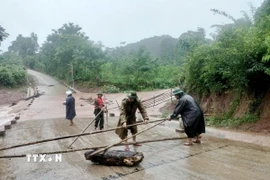 Chính quyền địa phương, Bộ đội Biên phòng và các lực lượng chức năng thiết lập cảnh báo, chốt chặn, tuyên truyền và ngăn chặn người dân không lưu thông qua khu vực nguy hiểm.( Ảnh: TTXVN phát)
