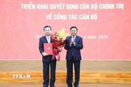 Đồng chí Trần Cẩm Tú, Uỷ viên Bộ Chính trị, Thường trực Ban Bí thư trao Quyết định của Bộ Chính trị cho đồng chí Nguyễn Thanh Nghị. (Ảnh: Phương Hoa/TTXVN)