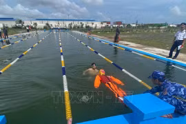Nội dung thi bơi cứu đuối, điểm mới trong Hội thi- Hội thao năm nay. (Ảnh: Lam Giang/TTXVN)