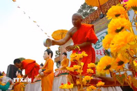 Nghi thức tắm tượng phật tại Chùa Ôchumwongsa. (Ảnh: Nguyễn Hằng/TTXVN)