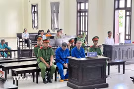 Các bị cáo Trần Thanh Tài và Võ Hoài Vĩnh tại phiên tòa. (Ảnh: TTXVN phát)