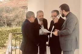 Phái đoàn Iran do Ngoại trưởng Abbas Araghchi (thứ 2, phải) dẫn đầu tới tham gia vòng đàm phán hạt nhân gián tiếp lần thứ ba với phía Mỹ tại Geneva (Thụy Sĩ) ngày 26/2/2026. (Ảnh: IRNA/TTXVN)