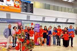 Tổng Lãnh sự Việt Nam tại Perth Nguyễn Thanh Hà (thứ tư từ trái sang) cùng đại diện cộng đồng người Việt đón đội tuyển bóng đá nữ Việt Nam tại sân bay Perth sáng 28/2/2026. (Ảnh: Thanh Tú/TTXVN)