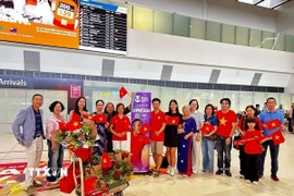 Tổng Lãnh sự Việt Nam tại Perth Nguyễn Thanh Hà (thứ tư từ trái sang) cùng đại diện cộng đồng người Việt đón đội tuyển bóng đá nữ Việt Nam tại sân bay Perth sáng 28/2/2026. (Ảnh: Thanh Tú/TTXVN)