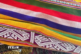 Những tấm vải thổ cẩm có tuổi đời gần 100 năm được người dân thôn Lặn Ngoài, xã Pù Luông sưu tầm, gìn giữ. (Ảnh: Hoa Mai/TTXVN)