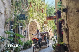 Mọi góc nhỏ ở Val’Quirico đều mang hơi thở Địa Trung Hải. Đường đá uốn lượn, những dãy nhà gỗ và đá mang sắc vàng nâu trầm ấm tạo cảm giác như lạc vào một làng cổ châu Âu. (Ảnh: Phương Lan/TTXVN)