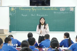 Cô Chu Thị Thu, giáo viên môn Tin học-Công nghệ dạy hợp đồng tại trường Tiểu học Đồng Phú đã 10 năm nay. (Ảnh: Thanh Thủy/TTXVN)