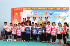 Những phần quà tới trường thiết thực được các đơn vị tài trợ mang đến tận nơi trao tặng cho học sinh xã biên giới Khánh Hưng. (Ảnh: Đức Hạnh/TTXVN)