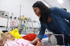 Phó Chủ tịch nước Võ Thị Ánh Xuân tặng quà, động viên bệnh nhi đang điều trị tại Bệnh viện Nhi đồng 1 Thành phố Hồ Chí Minh. (Ảnh: Đinh Hằng/TTXVN)