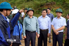 Phó Thủ tướng Hồ Quốc Dũng kiểm tra tình trạng sạt lở gây ách tắc giao thông tại tuyến đường Trà Lâm-Trà Hiệp, xã Thanh Bồng. (Ảnh: Lê Phước Ngọc/TTXVN)