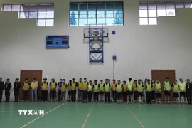 Các đối tượng trong đường dây lừa đảo xuyên quốc gia bị Công an tỉnh Cao Bằng bắt giữ. (Ảnh: TTXVN phát)