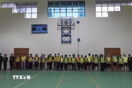 Các đối tượng trong đường dây lừa đảo xuyên quốc gia bị Công an tỉnh Cao Bằng bắt giữ. (Ảnh: TTXVN phát)