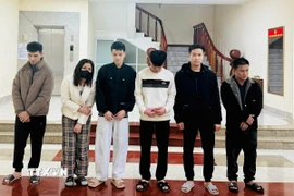 Các đối tượng đánh bạc bị bắt giữ. (Ảnh: TTXVN phát)