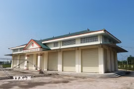 Công trình khang trang này hoàn thành xây dựng giữa năm 2023, nhưng đến nay vẫn trong tình trạng “cửa đóng then cài” vắng bóng tiểu thương, không một hoạt động mua bán. (Ảnh: Tường Vi/TTXVN)