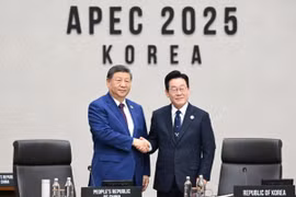 Chủ tịch Trung Quốc Tập Cận Bình tiếp nhận bàn giao của Tổng thống Hàn Quốc Lee Jae-myung, trở thành nước đăng cai Hội nghị APEC 2026. (Ảnh: Reuters)