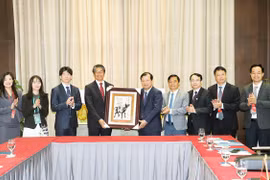 Phó Chủ tịch Ủy ban Nhân dân tỉnh Phan Thế Tuấn (thứ 4 bên phải) tặng sản phẩm làng nghề tranh dân gian Đông Hồ cho Ngài Đại sứ đặc mệnh toàn quyền Nhật Bản tại Việt Nam. (Ảnh: Cổng Thông tin Điện tử tỉnh Bắc Ninh)