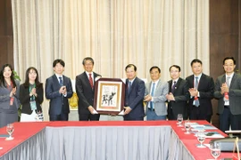 Phó Chủ tịch Ủy ban Nhân dân tỉnh Phan Thế Tuấn (thứ 4 bên phải) tặng sản phẩm làng nghề tranh dân gian Đông Hồ cho Ngài Đại sứ đặc mệnh toàn quyền Nhật Bản tại Việt Nam. (Ảnh: Cổng Thông tin Điện tử tỉnh Bắc Ninh)