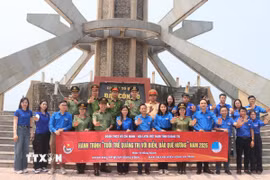 Hành trình “Tuổi trẻ Quảng Trị với biển đảo quê hương” khẳng định vai trò xung kích, trách nhiệm của thanh niên trong sự nghiệp xây dựng và bảo vệ chủ quyền biển đảo thiêng liêng của Tổ quốc. (Ảnh: Võ Dung/TTXVN)