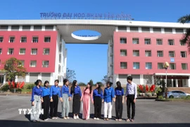 Tự hào của giảng viên, sinh viên dưới mái Trường Đại học Phạm Văn Đồng. (Ảnh: Phạm Cường/TTXVN)